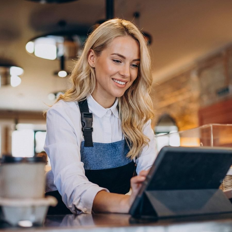 Atendente usando o UPINORTE Food, sistema de gestão para restaurante e delivery, no balcão